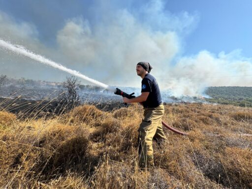 İzmir İtfaiyesi kentsel ve kırsal yangınlarla mücadele ediyor