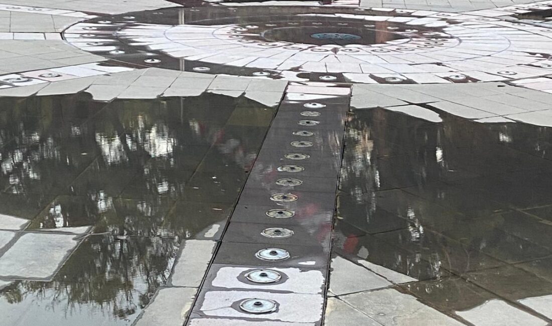 İzmir susuzlukla boğuşurken Bornova Belediyesinden “Su İsrafı” İzmir’de su krizi sürerken Bornova Belediyesi’nin Büyük Park’ta suları boşa