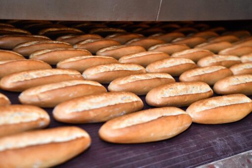 İzmir’de ekmek fiyatları 15 TL’ye yükselirken, Halk Ekmek Fabrikası 210