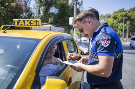 İzmir’de zabıta ekiplerinden yolcu kılığında taksi denetimi 