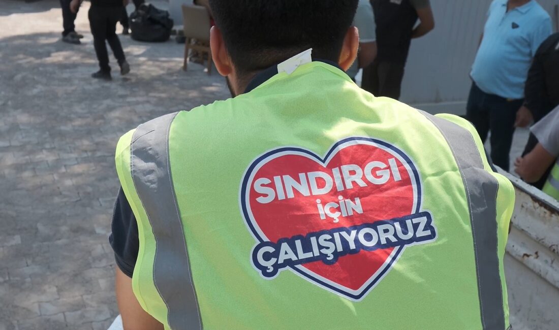 İzmir Büyükşehir Belediyesi ekipleri, Balıkesir’de meydana gelen depremde mağduriyet yaşayan