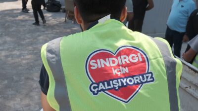 İzmir Büyükşehir Belediyesi ekipleri, Balıkesir’de meydana gelen depremde mağduriyet yaşayan