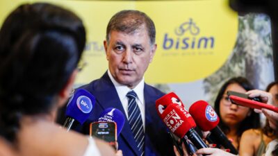 İzmir Büyükşehir Belediye Başkanı Dr. Cemil Tugay, kentteki çöp sorununu