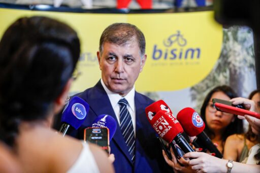 İzmir Büyükşehir Belediye Başkanı Dr. Cemil Tugay, kentteki çöp sorununu