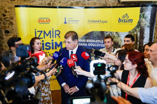 İzmir Büyükşehir Belediye Başkanı Dr. Cemil Tugay, kent ulaşımına çağ