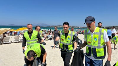 İzmir’de sahil ve çevre kirliliğine dikkat çekmek amacıyla İzmir Ülkü