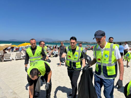 İzmir’de sahil ve çevre kirliliğine dikkat çekmek amacıyla İzmir Ülkü