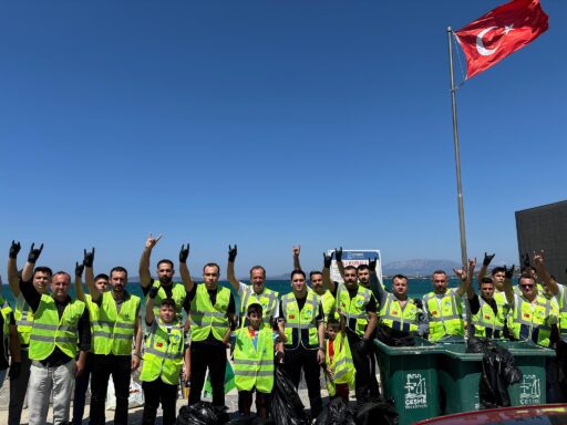 İzmir’in Tüm Sahillerinde İzmir Ülkü Ocakları’ndan Eş Zamanlı Temizlik Çalışması