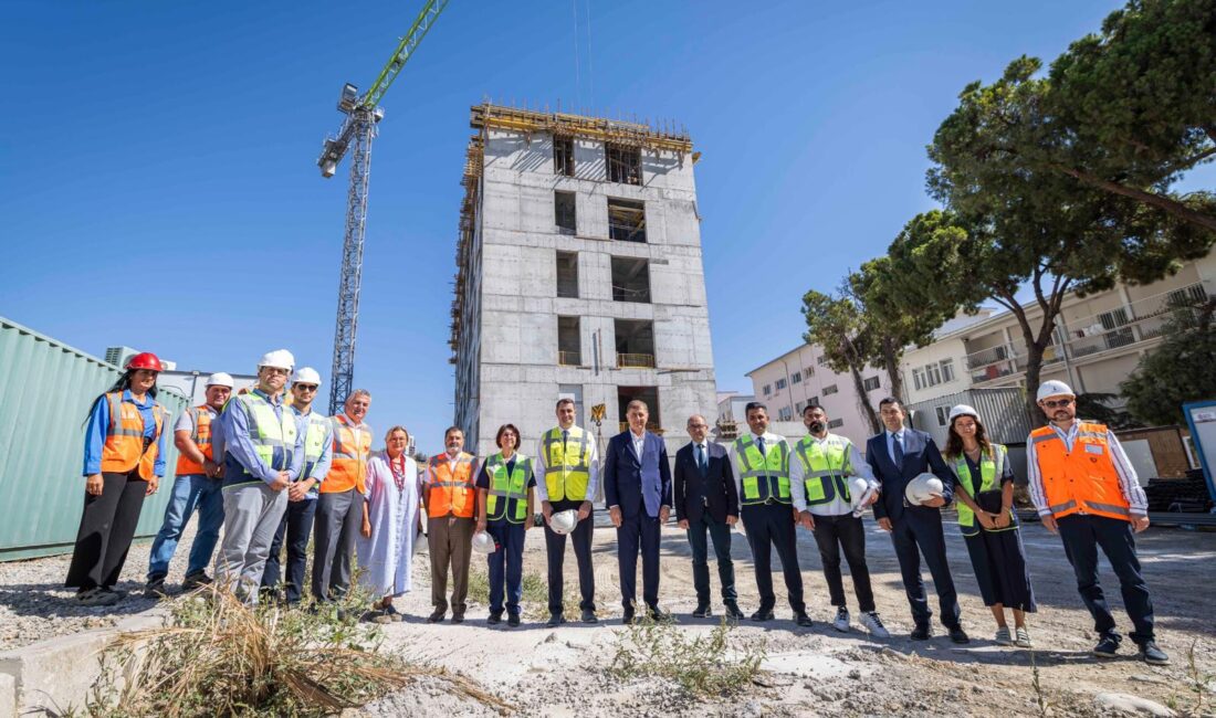 İzmir Büyükşehir Belediye Başkanı Dr. Cemil Tugay, inşaat çalışmaları süren