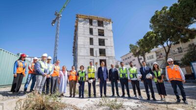 İzmir Büyükşehir Belediye Başkanı Dr. Cemil Tugay, inşaat çalışmaları süren