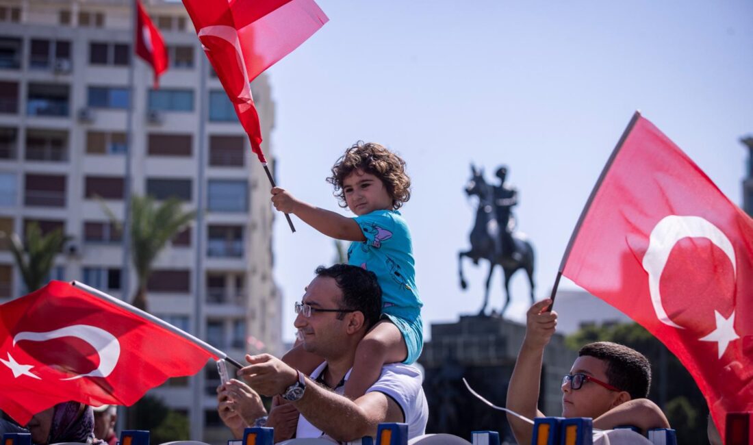 İzmirliler 30 Ağustos Zafer Bayramı'nın 103. yıl dönümünü Cumhuriyet Meydanı'nda