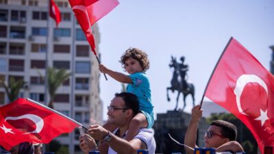 İzmirliler 30 Ağustos Zafer Bayramı'nın 103. yıl dönümünü Cumhuriyet Meydanı'nda