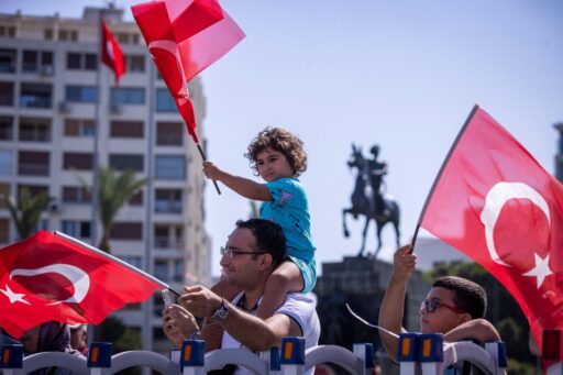 İzmirliler 30 Ağustos Zafer Bayramı'nın 103. yıl dönümünü Cumhuriyet Meydanı'nda