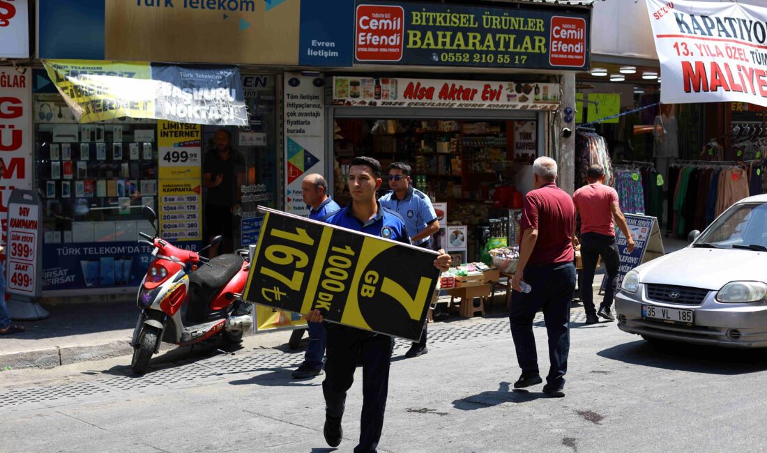 Karabağlar Belediyesi Zabıta Müdürlüğü ekipleri, ilçe genelinde kaldırım ve yol