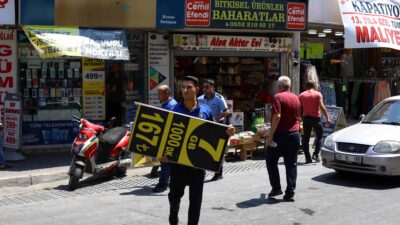 Karabağlar Belediyesi Zabıta Müdürlüğü ekipleri, ilçe genelinde kaldırım ve yol