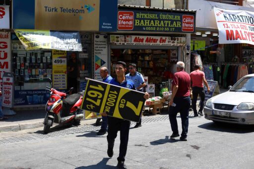 Karabağlar Belediyesi Zabıta Müdürlüğü ekipleri, ilçe genelinde kaldırım ve yol