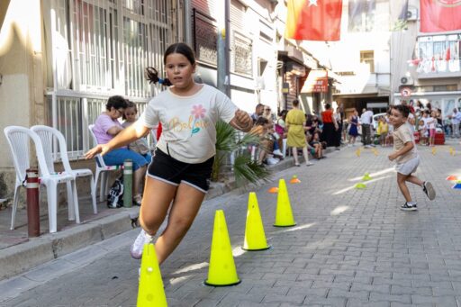 Karşıyaka Belediyesi’nin yaz boyunca sürdürdüğü Sokak Senin Mahalle Olimpiyatları’nın coşkusu,