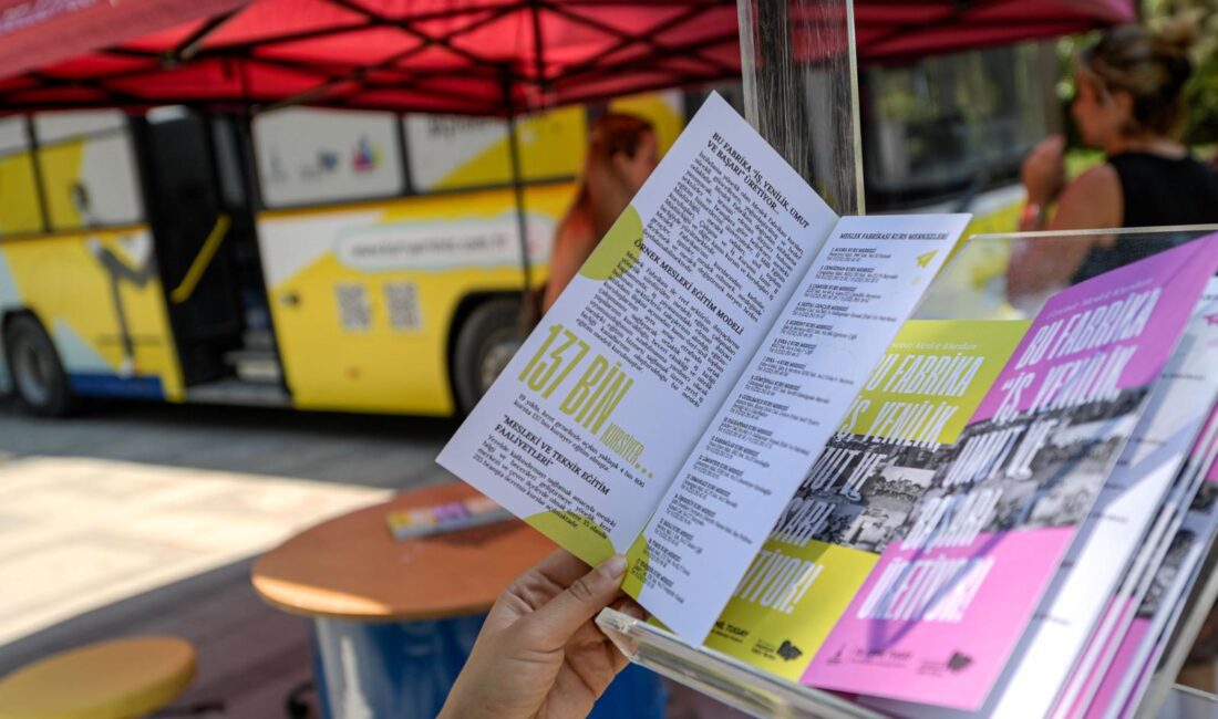 İzmir Büyükşehir Belediyesi’nin Mobil İstihdam Aracı, iş arayanları işverenlerle buluşturuyor.