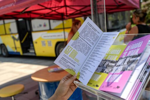 İzmir Büyükşehir Belediyesi’nin Mobil İstihdam Aracı, iş arayanları işverenlerle buluşturuyor.