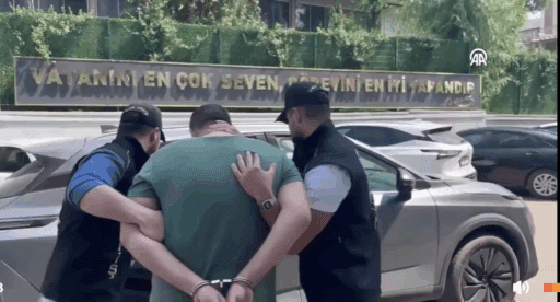 İzmir’in Narlıdere ilçesinde korkunç bir çifte cinayet ortaya çıktı. Emekli