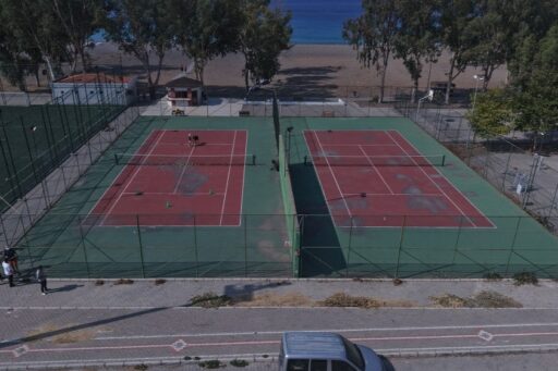 Menderes Özdere Orta Mahalle’de Spor Kompleksi Yenileniyor