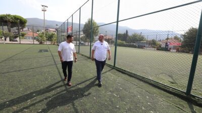 Menderes Belediyesi, Özdere Orta Mahalle’deki spor kompleksini yeniliyor. Halı saha,