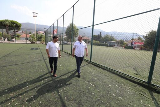Menderes Belediyesi, Özdere Orta Mahalle’deki spor kompleksini yeniliyor. Halı saha,