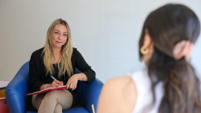 Buca’da yaşayan kadınlara psikolojik ve hukuki danışmanlık hizmetleri sunan Buca