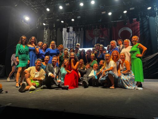 Geçtiğimiz yıllarda İzmir’de eğitim ve sağlık kuruluşlarına verdiği desteklerle hafızalara