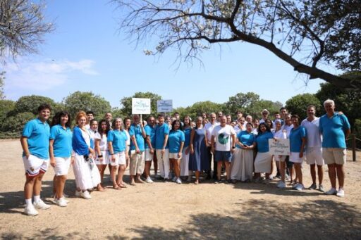 “Sokağın Kadınları” Sakız Ağacım için oynandı Sakız ağacı