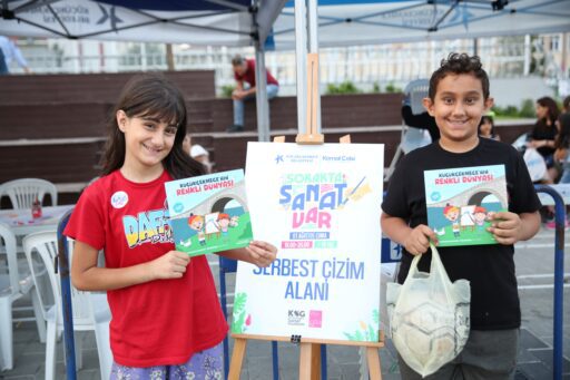 Küçükçekmece Belediyesi, yaz aylarını “Sokakta Sanat Var” etkinliğiyle renklendiriyor. Uygulamalı