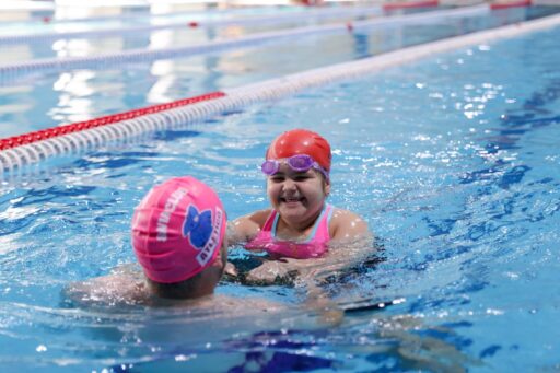 Buca’nın en donanımlı spor kompleksi Sporium,  yüzme kurslarıyla kapılarını ilçenin