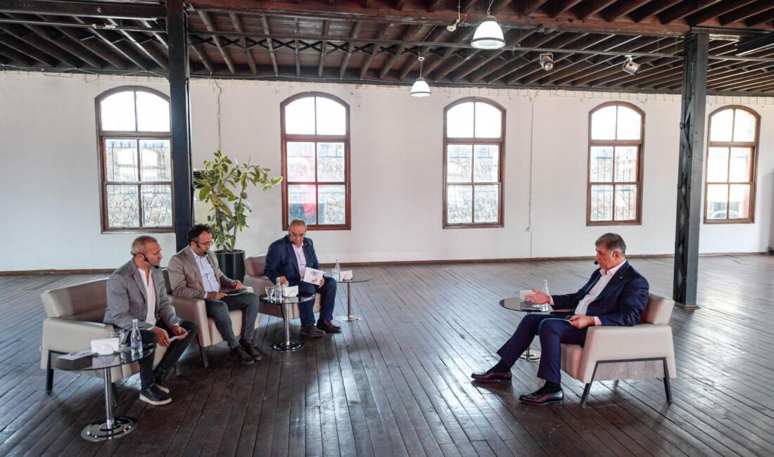 Tugay: O inşaatlar bitecek, herkese dairelerini teslim edeceğiz Katıldığı televizyon programında İzmirli gazetecilerin sorularını yanıtlayan İzmir Büyükşehir Belediye