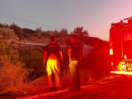 İzmir’in Urla ilçesine bağlı Barbaros Mahallesi'nde başlayan orman yangını, İzmir