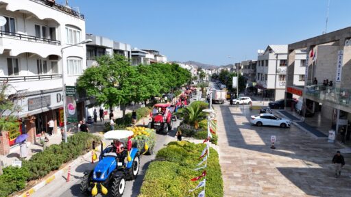 Urla’nın geleneksel bağbozumu şenliği renkli görüntülerle başladı