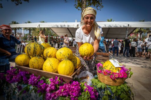 Urla’nın geleneksel bağbozumu şenliği renkli görüntülerle başladı