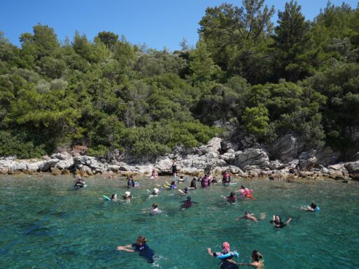 Denizli Büyükşehir Belediyesi tarafından hayata geçirilen “Yüzme Bilmeyen Kalmasın” projesi