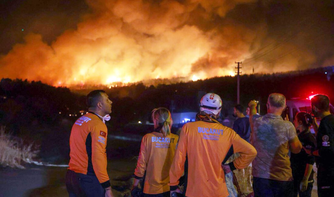 Buca tüm gece alevlerle mücadele etti Buca’da otoyoldaki bir minibüste çıkıp ormana sıçrayan yangın dün gece