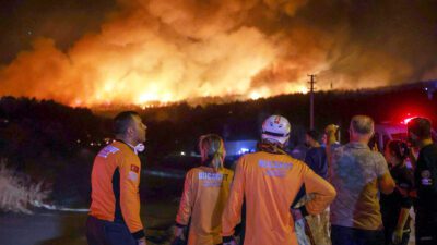 Buca’da otoyoldaki bir minibüste çıkıp ormana sıçrayan yangın dün gece