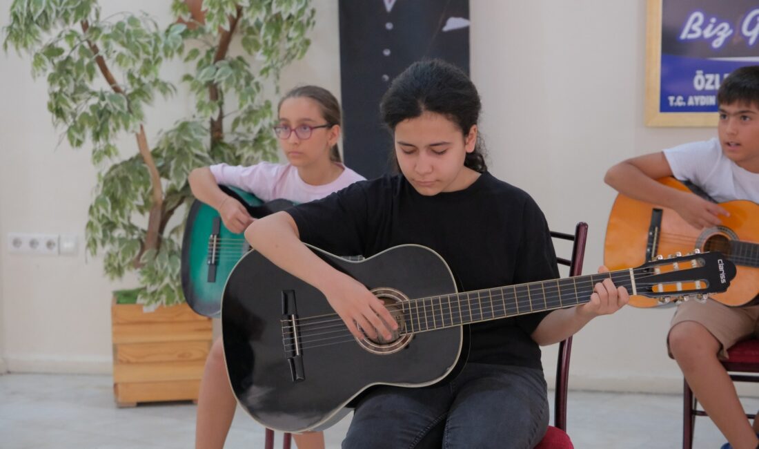BAŞKAN ÇERÇİOĞLU’NDAN GELECEĞİN MÜZİSYENLERİNE DESTEK Aydın Büyükşehir Belediyesi’nin yaz kursları kapsamında düzenlediği gitar eğitimleri, müziğe