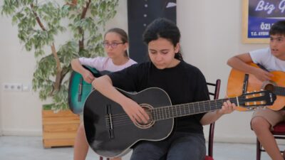 Aydın Büyükşehir Belediyesi’nin yaz kursları kapsamında düzenlediği gitar eğitimleri, müziğe