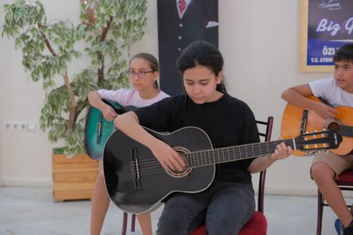 Aydın Büyükşehir Belediyesi’nin yaz kursları kapsamında düzenlediği gitar eğitimleri, müziğe