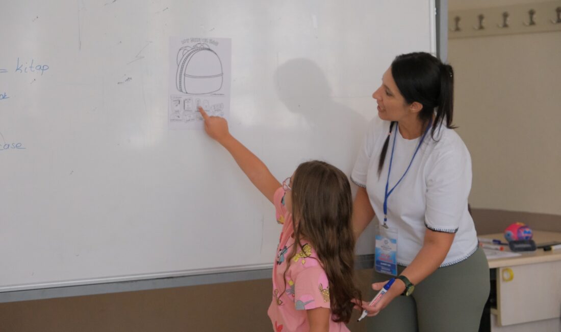 Aydın Büyükşehir Belediyesi’nin yaz kursları kapsamında düzenlediği İngilizce eğitimleri, çocukların