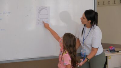 Aydın Büyükşehir Belediyesi’nin yaz kursları kapsamında düzenlediği İngilizce eğitimleri, çocukların