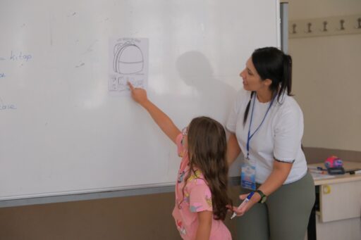 Aydın Büyükşehir Belediyesi’nin yaz kursları kapsamında düzenlediği İngilizce eğitimleri, çocukların