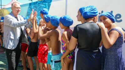 İzmir Büyükşehir Belediyesi'nin yaz spor okulları ve portatif havuzlarından yararlanan