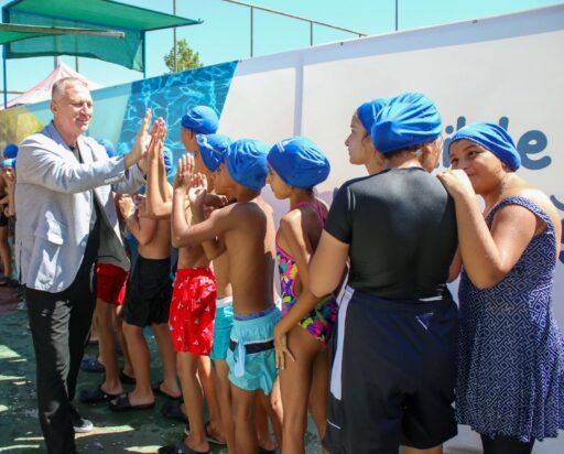 İzmir Büyükşehir Belediyesi'nin yaz spor okulları ve portatif havuzlarından yararlanan