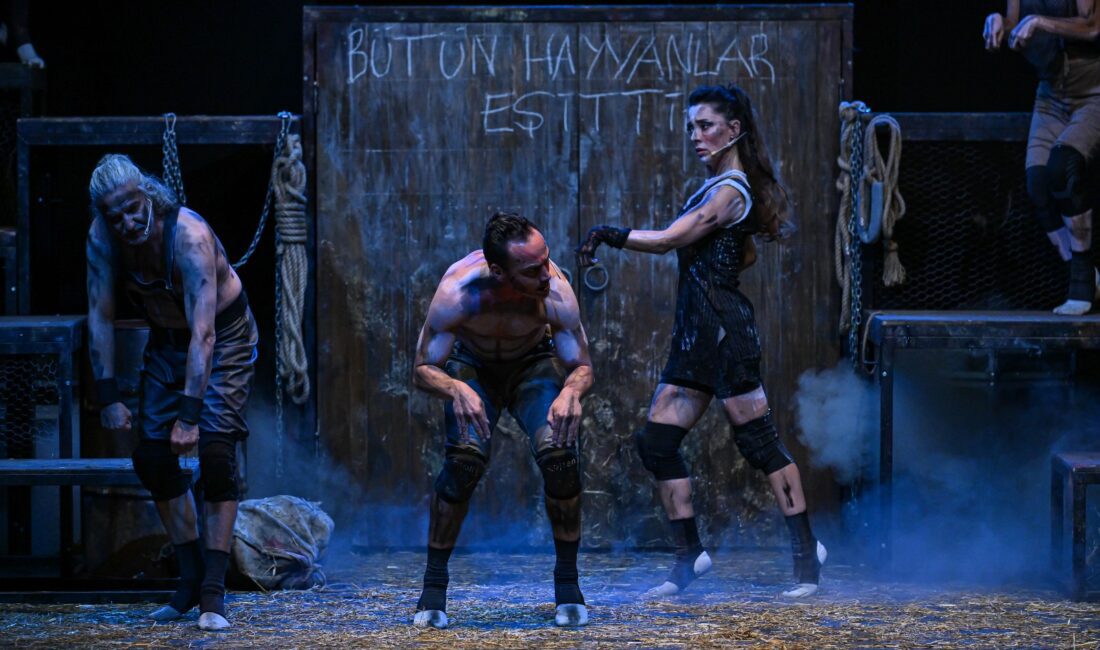 İzmir Enternasyonal Fuarı'nın (İEF) kültür-sanat etkinlikleri, Oyun Atölyesi'nin sahneye taşıdığı