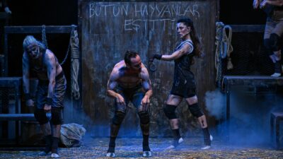 İzmir Enternasyonal Fuarı'nın (İEF) kültür-sanat etkinlikleri, Oyun Atölyesi'nin sahneye taşıdığı