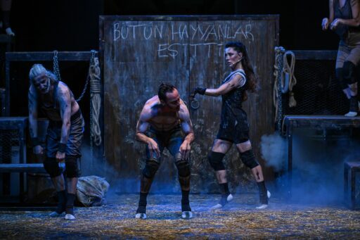 İzmir Enternasyonal Fuarı'nın (İEF) kültür-sanat etkinlikleri, Oyun Atölyesi'nin sahneye taşıdığı